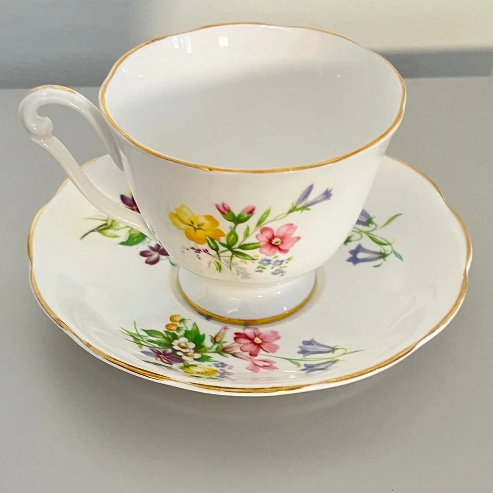 Vintage Queen Anne Bone China‎ England Teacup and Saucer Set Floral Gold Trim